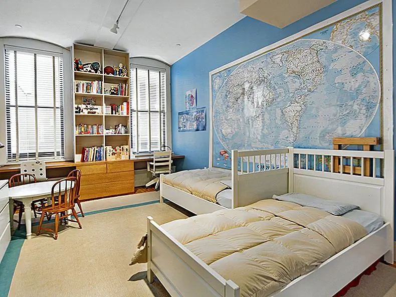 Есть также офис и частный вестибюль между второй и третьей спальнями. Все три спальни просторны и уютны. У них есть большие гардеробные, много места для хранения, а также доступ к ванным комнатам.