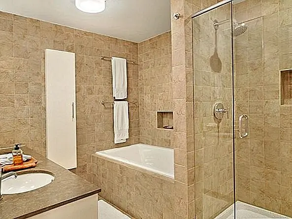 В главной ванне есть двойная раковина, а также ванна и душ. Квартира очень красивая, а также удобное расположение, недалеко от парка Греймерси, парка Мэдисон, торговых центров и ресторанов. Чердак в настоящее время перечислен на сумму $ 3,999,000. Это было бы идеально для большой семьи. Здание также дружелюбное для домашних животных, имеет систему безопасности и кондиционирования воздуха, а также помещение для хранения.