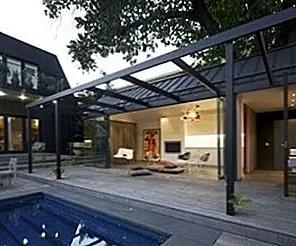 Отличный дом в бассейне, отражающий шикарный дизайн его основного места жительства