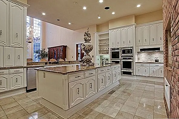 Весь особняк оформлен в двух разных стилях. Часть дома современна, с теплыми цветами на стенах, бледными коврами, мрамором и элегантной деревянной мебелью. Например, мы можем увидеть комнату с интересной росписью, изысканный выбор для владельцев, потому что она превращает это место в со вкусом, где вам никогда не будет скучно. Другая часть дома оформлена только в лесу. Одна гостиная отделана деревянным потолком, деревянными полами, деревянными стенами, а также деревянными внутренними балконами со второго этажа. В середине комнаты сидит элегантный диван и изысканный, старинный пианино, прекрасный выбор для такого рода комнаты. Я просто влюбился в кухню.