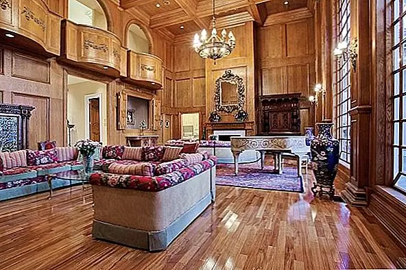 Все в нем изощренно, но полезно. Это просторная, светлая комната, оформленная в теплых тонах и оснащенная качественными кухонными модулями, где у вас достаточно места для размещения всех ваших ингредиентов и блюд. Столовая рядом с кухней - элегантное пространство, украшенное винтажной деревянной мебелью и великолепной люстрой, местом, где вы можете поесть и насладиться видом на улицу. Наверху у нас есть главная спальня, в которой есть доступ к личной гардеробной и просторной ванной комнате, а также к собственной лестнице, которая ведет к открытому пространству, где расположено пианино.