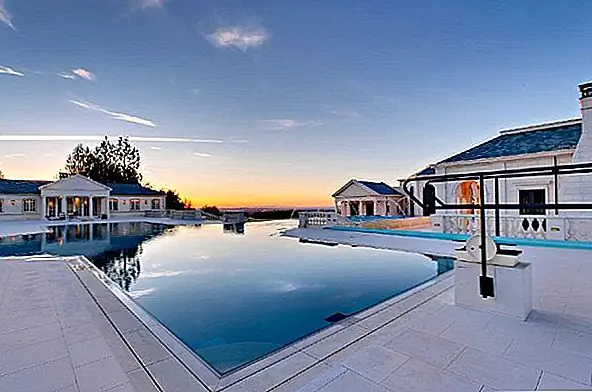 В отеле также есть бассейн с бесконечным краем, джакузи на 15 человек, гостевой дом, гараж на 10 автомобилей, бассейн, трехмерный кинотеатр, винный погреб с 2000 бутылками, покер-лаунж, Двухэтажный водопад и подземный огневой диапазон, дубовый панельный лифт и 600-дюймовый входной привод.