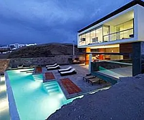 Современный двухэтажный каменный пляжный дом