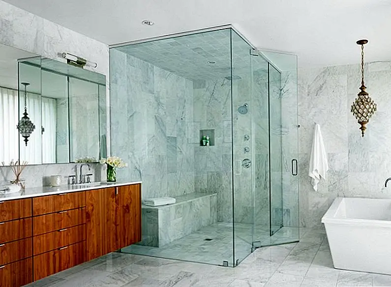 Добавьте ценность, прежде чем продавать свой дом, установив простой паровой душ. Изображение: Четыре Квадратные Строители