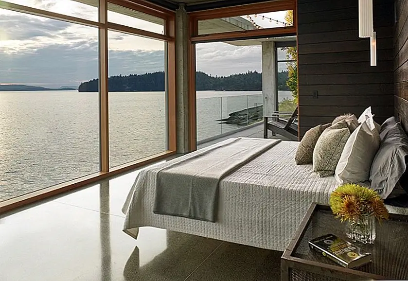 Под камнем этой красивой спальни с видом, лучистые трубы для подогрева пола перемещают горячую воду по всему полу, чтобы нагреть полы и всю комнату. Изображение: McClellan Architects