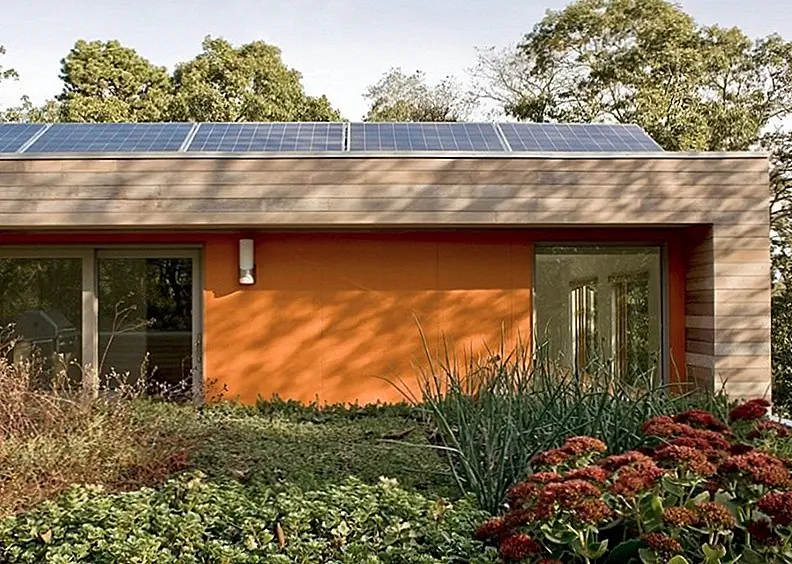 Панели солнечных батарей - это большие инвестиции изначально, но с течением времени окупаются в экономии электроэнергии. Изображение: Zero Energy Design
