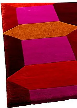 Этот яркий и веселый коврик напоминает нам о витраже. Это так красиво и полно счастливых цветов. Это будет хорошо работать в общежитии колледжа, вплоть до высококлассного пентхауса. Независимо от того, где вы его разместите, этот коврик обязательно принесет вам улыбку. Доступно с 449 $.