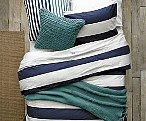 Слоистые постельные принадлежности для уютной весенней спальни