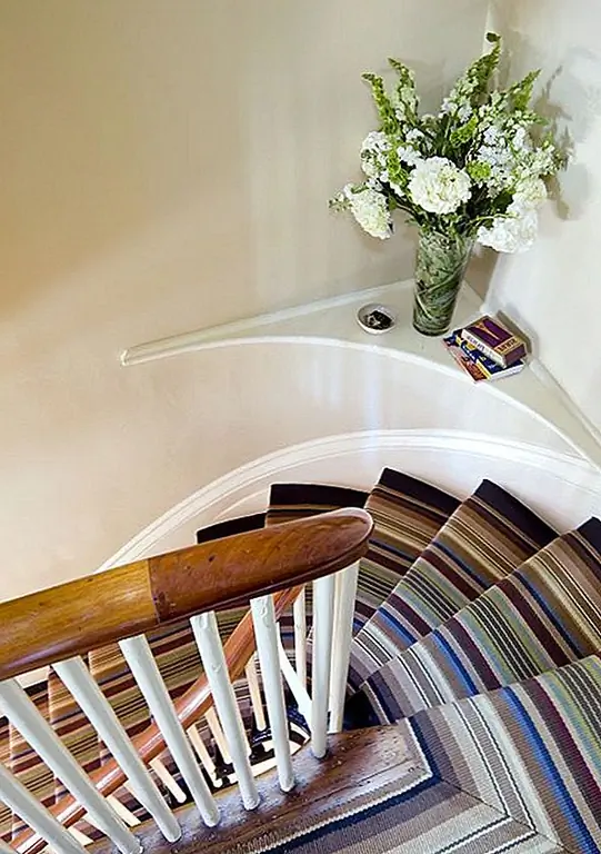 Полосатые ковры могут помочь вам нарисовать разные цветовые элементы в комнате вместе сплоченно, если вы можете найти ковер с правильными тонами. Если ваши стены и мягкая мебель не совсем сочетаются, идите на полосатый пол, чтобы координировать свой внешний вид. И, если вы хотите добавить немного pizzazz в комнату, выберите ковер с призывом к звездам.