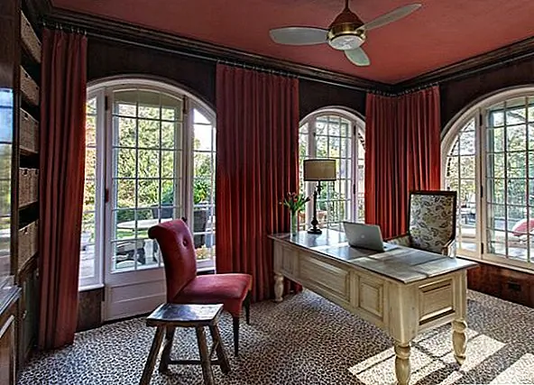 Не игнорируйте свои животные инстинкты, когда дело касается ковра. Поддельные шкуры животных создают резкий вид, который подходит для логова или исследования. Возможно, есть дизайн ковра, вдохновленный животным, который продемонстрирует вашу авантюрную сторону.