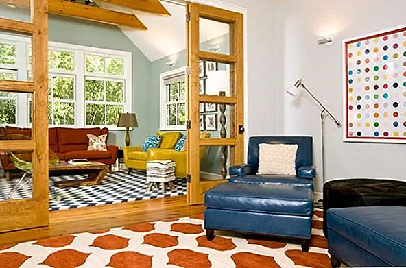 Удивительные конструкции ковра создают цветовой контраст. Представьте, что вы нарисовали свой пол с маркерной ручкой, чтобы создать повторяющийся дизайн, как зигзагообраз. Графические ковры отлично смотрятся в современных апартаментах и спальнях подросток. Они также являются идеальным дополнением к семейным номерам и игровым площадкам.