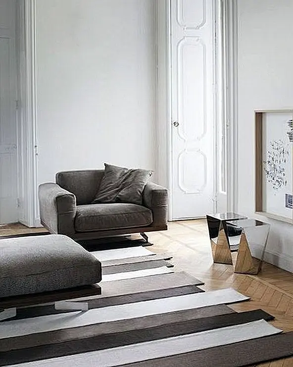 Ковер не должен бежать от одной стены к другой, хотя он часто используется таким образом. Поэкспериментируйте с тем, как ваш ковер относится к полному количеству пространства, которое у вас есть в комнате. Ковры отлично смотрятся, если у них есть хорошо спроектированное кромка для них, которая обрамляет центральную часть, без заполнения комнаты.