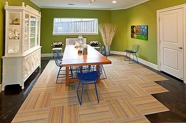 Попробуйте купить несколько плиток из разных партий в координирующих цветах и смешать их, чтобы создать ощущение пэчворка. В качестве альтернативы, положите их в крест-накрест или на 45 градусов на стены комнаты. Просто не устанавливайте их обычным способом, иначе вы можете выбрать подходящий ковер в первую очередь.