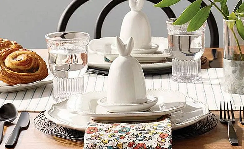 Вот две любимые пьесы Джоанны Гайнс из ее пасхального очага и руки с коллекцией магнолии в цель