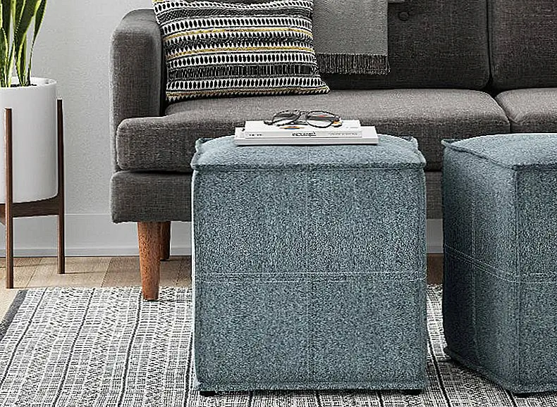 Французский шов на Troxell Small Ottoman добавляет индивидуальный взгляд на эти повседневные кубики. 80 долларов США каждый.