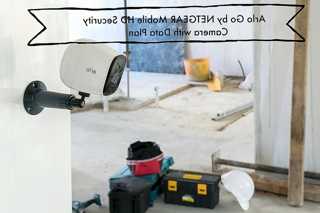 Netgear Arlo Go - это мобильная домашняя камера безопасности, которая на 100% беспроволочна - никаких шнуров питания или проводов вообще нет. Технически разработанный для использования на открытом воздухе, Arlo Go легко может быть встроен в камеру. Камера предлагает непривязанную мобильную защиту, что означает, что поддерживаются беспроводные соединения 3G и 4G-LTE.Arlo Go предлагает расширенные возможности ночного видения, важную функцию для наружной (и даже внутренней) домашней камеры безопасности, поскольку она позволяет просматривать четкие кадры, даже когда темно. Это довольно обнадеживает, когда ваша домашняя камера безопасности предназначена для хорошей работы днем или ночью, дождем или солнцем.