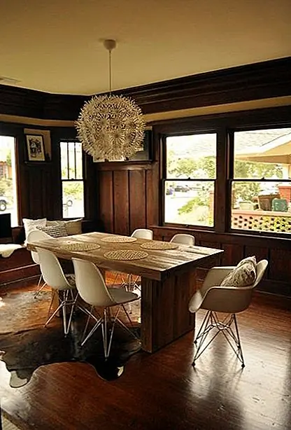 Боковые стулья Eames имеют дизайн, который позволяет им быть как повседневными, так и элегантными. Мы рассмотрели первый тип декора с предыдущими примерами, поэтому теперь пришло время проиллюстрировать другое измерение стульев. Здесь у нас есть элегантная столовая, которая может быть размещена где-то между современными и традиционными с точки зрения интерьера. Создается прочный деревянный стол с гладкими стульями и тонкой подвесной лампой и очень красивый баланс.