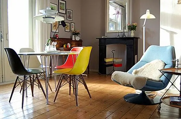 К настоящему времени мы покрыли несколько разных цветов, которые могут иметь эти стулья. Но эта столовая - первая, которая их смешивает. В этом примере у нас есть случайный декор в столовой с деревянными полами и множеством цветов. Есть небольшой круглый стол с четырьмя боковыми стульями Эймса, каждый из которых имеет другой цвет.