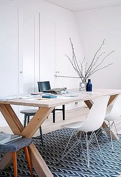 Теперь мы изменим тему, и мы анализируем домашний офис. Как вы можете видеть, декор очень прост, суровый. Рабочий стол выполнен из дерева с естественной отделкой и окружен различными типами стульев, среди которых два белых стула Eames. Они выглядят освежающе, и они прекрасно сочетаются.