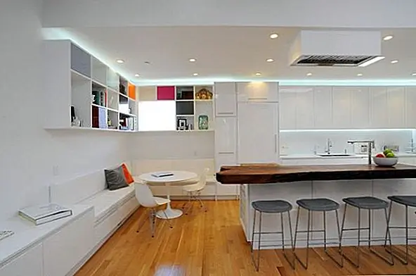 Боковые стулья Eames также могут быть успешно включены в дизайн интерьера кухни. Например, у нас есть современная кухня с преимущественно белым интерьером, множество настенных блоков и полки и прекрасный кухонный остров / бар посередине. В углу также есть маленький круглый белый стол с двумя соответствующими боковыми стульями Eames и удобной встроенной скамейкой.