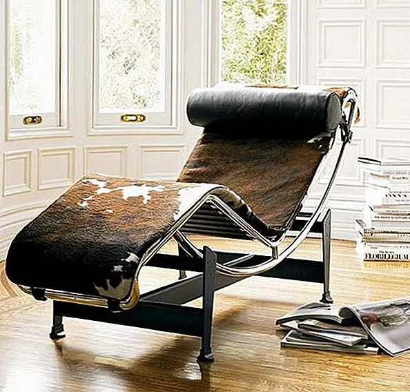 Это холл L4 LC4. Он был спроектирован в 1928 году, а затем он также был известен как «расслабляющая машина». В настоящее время он выпускается Cassina, и каждый кусок скреплен и пронумерован. Он поставляется с различными вариантами обивки, которые включают воловьей кожи с черным кожаным подголовником; вся черная кожа; или натуральный холст с черным, янтарным или шоколадным подголовником и нижним колонтитулом. Доступен за 4500 евро.