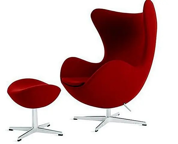 Конечно, мы не можем забыть о кафедре яиц. Он был разработан Арне Якобсеном в 1958 году и имеет механизм наклона, который позволяет пользователю отдыхать и отдыхать. Высокая задняя часть также делает его чрезвычайно удобным. Изогнутые линии напоминают крыло кресло. Стул для яиц доступен в трех вариантах ткани и нескольких цветах.