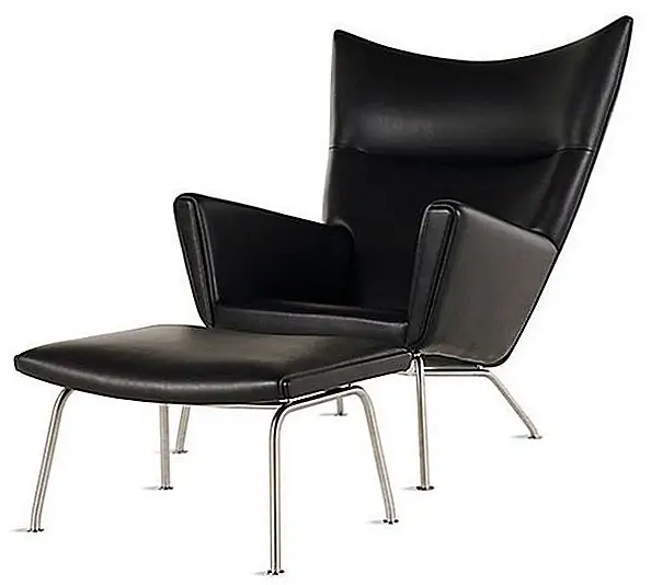 Этот кусок также называется креслом крыла. Первоначально он был спроектирован Хансом Дж. Вагнером в 1960 году, но только вступил в производство в 2006 году. Крылья или подлокотники и спинка кресла обеспечивают поддержку спины, шеи и головы, в то время как сиденье позволяет пользователю принимать различные позиции, Стул имеет твердую рамку из бука, щеткой из нержавеющей стали и литым холодным пенопластом и спинкой с шерстяной или кожаной обивкой.