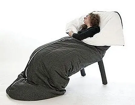 Это стул спального мешка. Это на самом деле стул для отдыха со встроенным спальным мешком, и он был разработан Les M. (Anais Morel и Celine Merhand). Это отлично подходит для отдыха, просмотра телевизора или вздремнуть после прочтения книги. Одеяло или спальный мешок образуют кокон, и он снимается и моется машиной.