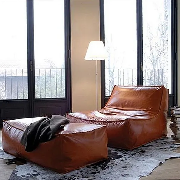 Это кресло Zoe, и это стул с шапочками. Он обтянут тканью или мягкой кожей, и вся обивка съемная. У него может не быть очень сложного дизайна, но это определенно очень удобно. Он может хорошо выглядеть в спальне или в непринужденной гостиной.