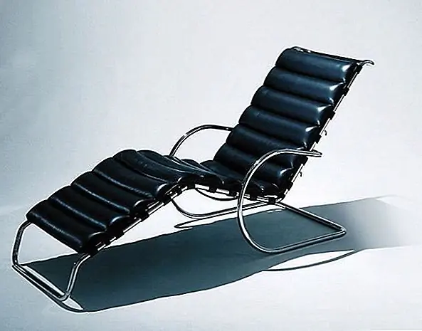 Это MR-регулируемый шезлонг и он был спроектирован в 1927 году Людвигом Мис ван дер Роэ в рамках выставки в Штутгарте, Германия. Он имеет консольный дизайн с трубчатыми стальными элементами и эргономичным сиденьем. Шезлонги теперь изготовлены Knoll, и у него есть логотип и подпись, нанесенные на внутренней стороне одной ноги.