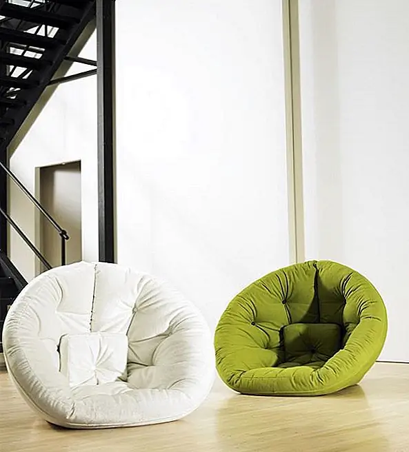 Эти яркие и шикарные детали являются результатом проекта, разработанного в сотрудничестве с датским производителем мебели Karup A / S. Каждый из них представляет собой футон-матрас с простым дизайном. Он сочетает в себе элементы японского дизайна с западными влияниями, и он функциональный и очень удобный. Каждый футон можно легко превратить в гостевую кровать.