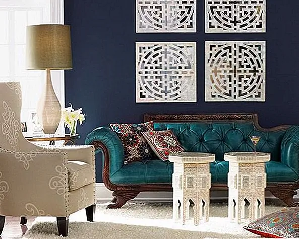 Бирюза - один из тех цветов, которые используются во всем мире для отображения разных культур и образа жизни. Таким образом, естественно, что вы используете бирюзовый диван в центральной части своей мирско-эклектичной гостиной. Сочетание узоров, цветов и увеселительных предметов собралось вместе, чтобы создать веселую, живую комнату для вашего дома. {Найден на сайте}.