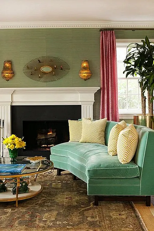 Да, бирюзовые кушетки могут жить в комнате, полной тенденций. И это может выделяться среди них. Обои, медные куски и ковры с печатной зоной могут собраться вместе, чтобы сделать модный, приподнятый номер. {Найден на бархатном блоге}.