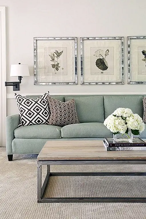 Помните, бирюза не приходит в один жирный оттенок. Вы также можете получить более мягкий, более изысканный диван, покрытый более мягким, более утонченным цветом. Итак, если вы создаете пространство, вдохновленное коттеджами, подумайте об использовании бледного бирюзы в качестве вашего основания. Кремы и туманные сера хорошо работают и дополнят этот оттенок. {Найден на Тобифарли}.