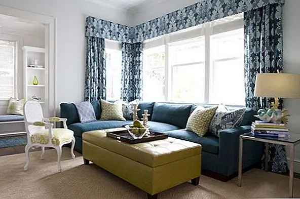 Веселый и ретро, глубокий бирюзовый диван создает сцену для модницы, вдохновленной 60-летней гостиной. Соедините его с глубоким шартрезом, ковровым покрытием и некоторыми «хорошими» произведениями искусства. Не беспокойтесь о том, чтобы сделать эти смелые выборы, винтаж всегда в стиле! {Image from site}.