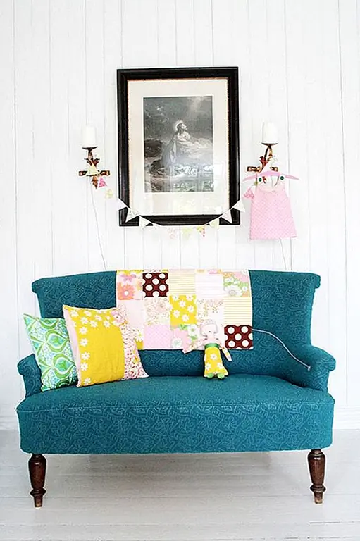 Немного меньше и с очаровательным маленьким рисунком, акцент loveseat (или меньший размерный диван) можно использовать в подъезде или даже в детской. Играйте с яркими, женственными цветами, чтобы добавить какую-то личность в ничего не подозревающее пространство. {Image from blog}.