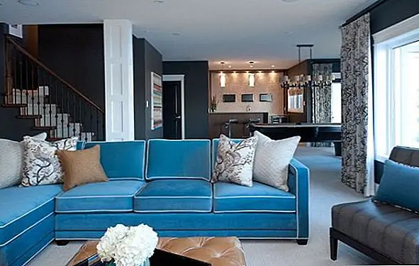 Даже в простом домашнем доме вы можете использовать бирюзовый диван. Просто потому, что вы создали теплый, гостеприимный дом, который не полагается на тенденции или дизайнерские штучки, не означает, что вы не можете удовлетворить его. Взгляните на этот богатый бирюзовый диван, например! {Образ из атмосферы}.