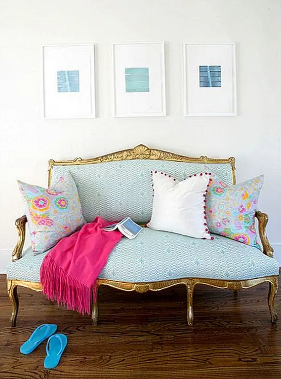 Диван в викторианском стиле, одетый в девчушки, розовые подушки, несомненно, создаст пространство, которое заставляет вас улыбаться каждый день. Будь то в вашей спальне, в домашнем офисе или в гостиной - нет ничего плохого в украшении места, чтобы быть вашим собственным. {Image source}.