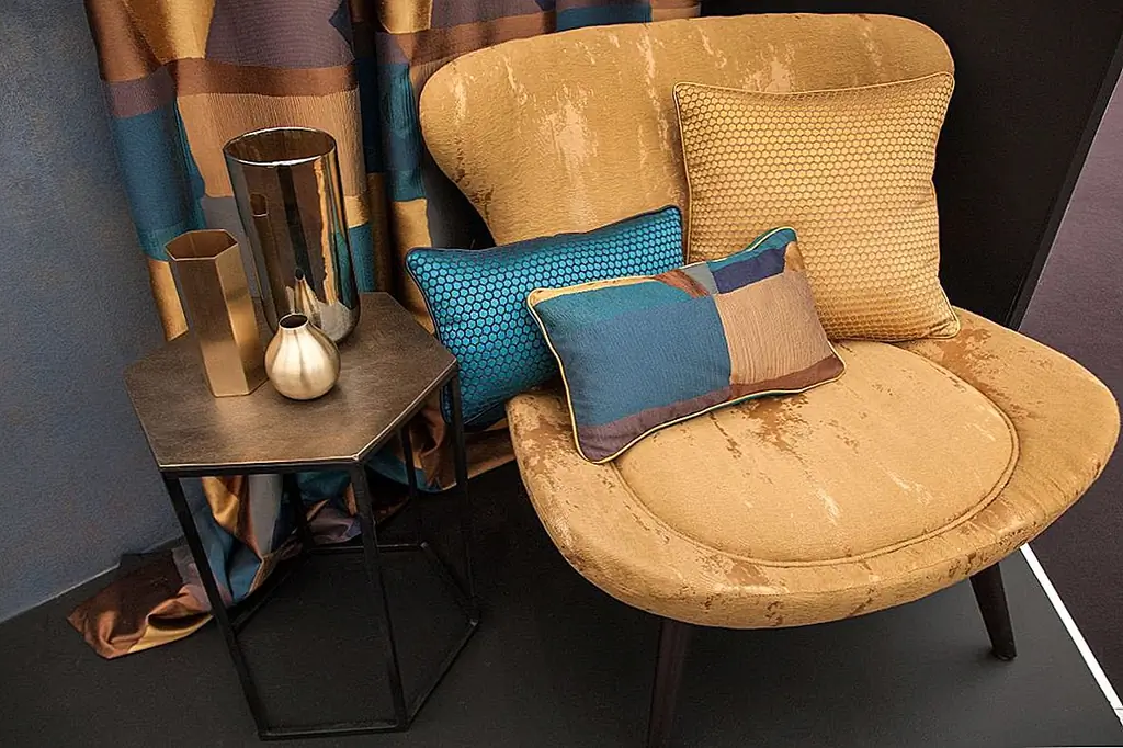 Коллекция Osamance осень-зима 2016 года ориентирована на стильный стул, который сочетает в себе изогнутое сиденье с спинкой крыла и результат очень стильный дизайн, который может дополняться дополнительными подушками. Подумайте о размещении бокового стола рядом со стулом, чтобы компенсировать отсутствие подлокотников.