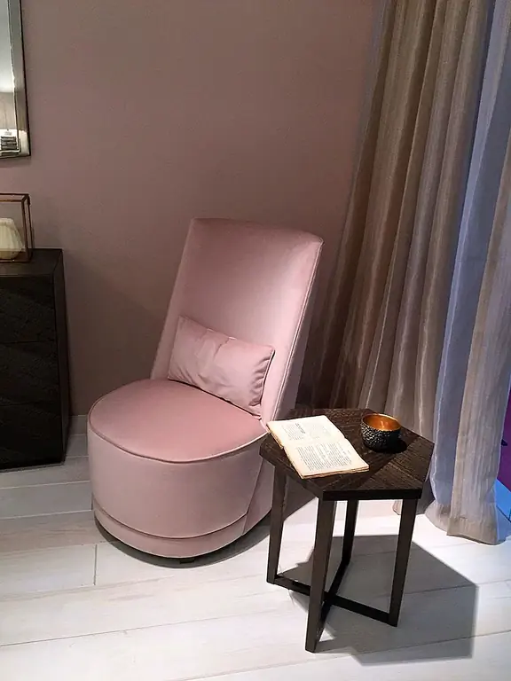 Безрукие стулья бывают разных форм и стилей. Вы можете найти тонну прохладных стульев, которые соответствуют этому описанию в магазинах, и если вы хотите, вы даже можете использовать эту идею в качестве своего вдохновения для нового проекта DIY. Не стесняйтесь настраивать свои старые стулья, не добавляя что-то к их дизайну, а фактически удаляя важную функцию. Есть много применений для безруких стульев.