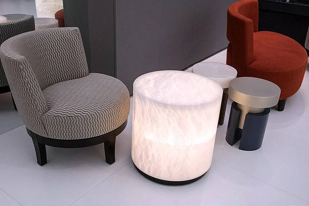 Один из вариантов - использовать их в качестве акцентных мест для гостиной. Вы можете использовать их в сочетании с безруким лосезом или диваном, чтобы создать непринужденное сидение. Другой вариант - иметь набор безруких стульев, расположенных вокруг обеденного стола. Их удобные сиденья и спинки были бы ключевыми особенностями в этом случае, и когда вы подумаете об этом, подлокотники будут только мешать.