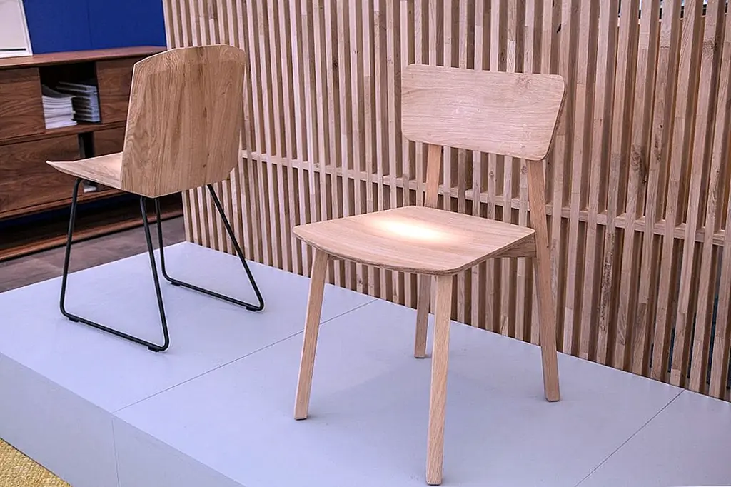 Другие конфигурации могут быть столь же многообещающими и приятными. Представьте себе удобное кресло с мягким сиденьем и спинкой и подходящей подставкой для ног или оттоманкой в углу спальни или в библиотеке. Это был бы неплохой уголок для чтения. Добавьте боковой стол, и изображение будет завершено.