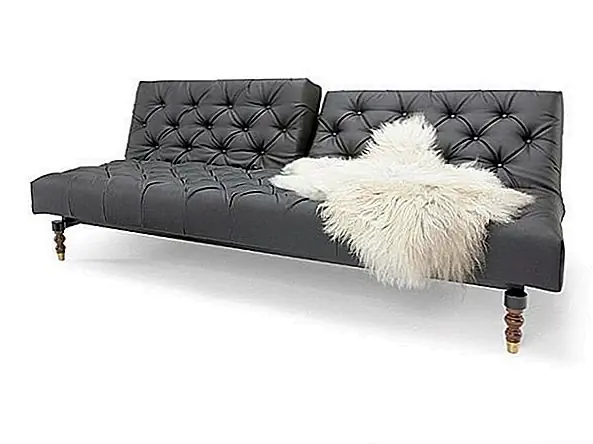 Это фактически новая версия популярного дизайна Splitback, но она стала самостоятельным элементом. Диван-кровать с деревянными ногами и обивкой с карманными пружинами и пеной. Он покрыт элегантной черной кожей. И на всякий случай, если вы хотите сопоставить диван с чем-то похожим, вы можете выбрать стул Oldschool, который можно использовать для создания лаундж-угла в паре с диваном.