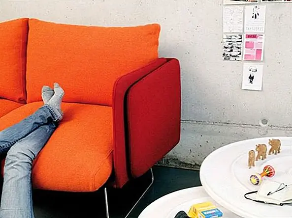 И диван, и кресло - очень удобные предметы мебели, и их дружелюбный дизайн делает их подходящими как для жилых, так и для коммерческих помещений. Они современные, но у нас нет каких-либо конкретных деталей, которые бы включали их в определенную категорию, и именно поэтому они являются универсальными частями, легко интегрируемыми во множество декоров. Они имеют внутренние конструкции из кросс-слоя и стали, покрытые полиэфирной краской. Ноги - сатинированная сталь.