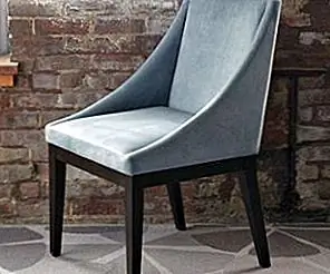 Классический мягкий стул с нежным силуэтом