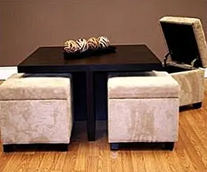 Маленький журнальный столик с 4 встроенными тахтами