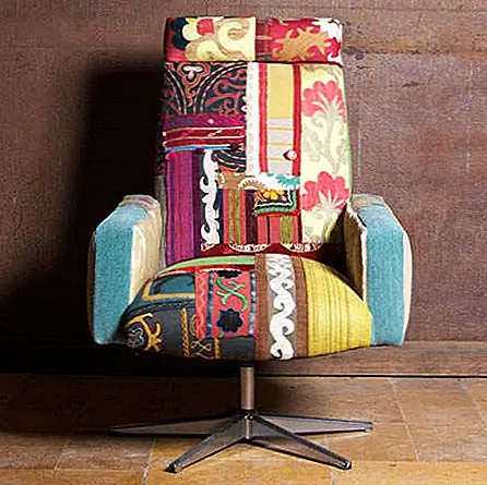 Коллекция офисной мебели Hippie - единственное в своем роде создание. Он яркий и пропитанный историей. Он включает в себя такие предметы, как стулья, диваны и кресла, все из которых имеют очень интересное сочетание старого и нового. Добавьте оттенок цвета и стиля в свой домашний офис и будьте разными, не выбрав обычный стиль. Смелые отпечатки и цвета дают каждому персонажу, который также будет передан во всю комнату. Есть несколько вариантов выбора. Вы можете выбрать нейтральные цвета и простые шаблоны или более динамичную комбинацию, если вы хотите создать фокус в комнате.