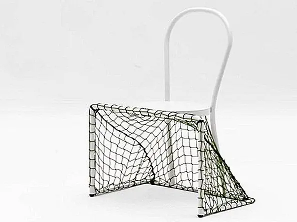 Я не большой поклонник спорта, поэтому я прокомментирую этот стул для другой стороны дизайна и функциональности, а также влияние этого стула на потенциальных покупателей. Мне особенно нравится интересный поворот и поворот в этом довольно скучном, обычном офисе, и, с моей точки зрения, это весело в вашем доме. Я уверен, что тот, кто купит это, спортивный болельщик или нет, не сможет ему помочь, и они определенно будут тренироваться. Вы видели это сами; современная мебель перестала быть скучной.