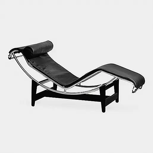 Шезлонг имеет широкие резиновые ремни для поддержки мягкой подушки и прикрепленного к нему подголовника с двойной армированной кромкой для сохранения своей формы с течением времени. Продукт доступен в двух вариантах: с черной кожей или с холстом экру. Любой из них одинаково впечатляет. Каждая часть имеет штамп с официальной печатью Corbu и пронумерована для обеспечения ее подлинности. Вы можете купить этот стул для отдыха по цене $ 3,425.00. В этом случае комфорт и стиль идут с ценой, и она не маленькая. Все еще. Это высококачественный и довольно знаменитый дизайн.