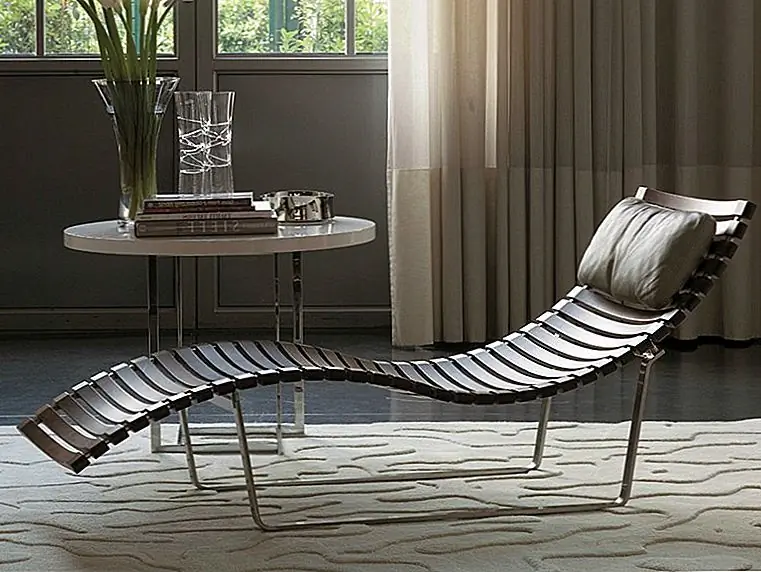 Коллекция Logos, разработанная Тарчизио Колзани, включает в себя красивый шезлонг под открытым небом Nap. Как видно из названия, он очень расслабляющий и удобный. Он имеет стальную раму и стержни из твердого ореха, образующие его пышный дизайн. Кусок доступен с кожаным подголовником и матрасом.